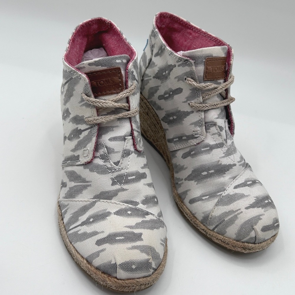 TOMS Desert Wedge Grey White Ikat Canvas Espadrille Lace Up Booties Womens 6